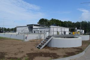 Oczyszczalnia ścieków i urządzenia techniczne oczyszczalni na tle budynku