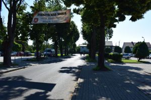 Grupka rowerzystów jadących drogą