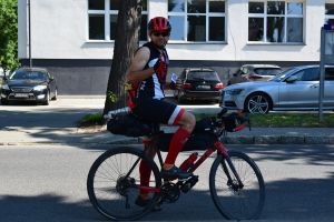 Rowerzysta na rowerze pozujący do zdjęcia