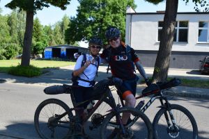 Dwójka rowerzystów - kobieta i mężczyzna pozują do zdjęcia