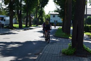 Widok rowerzysty z oddali