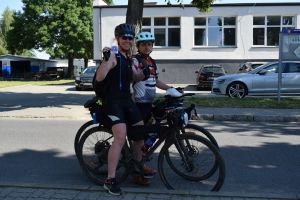 Dwójka rowerzystów - kobieta i mężczyzna pozują do zdjęcia