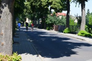 Wyłaniający się z oddali rowerzyści