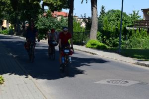 Rowerzyści jadący drogą
