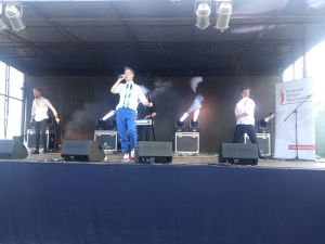 Dwóch tancerzy i piosenkarz, występuja na scenie