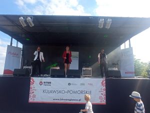 Występ zespołu wokalnego na scenie