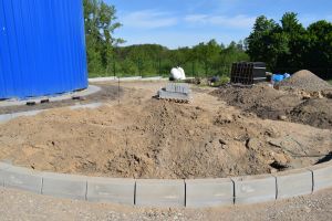 Utwardzony plac, wysypany piaskiem, przygotowany pod ułożenie kostki brukowej