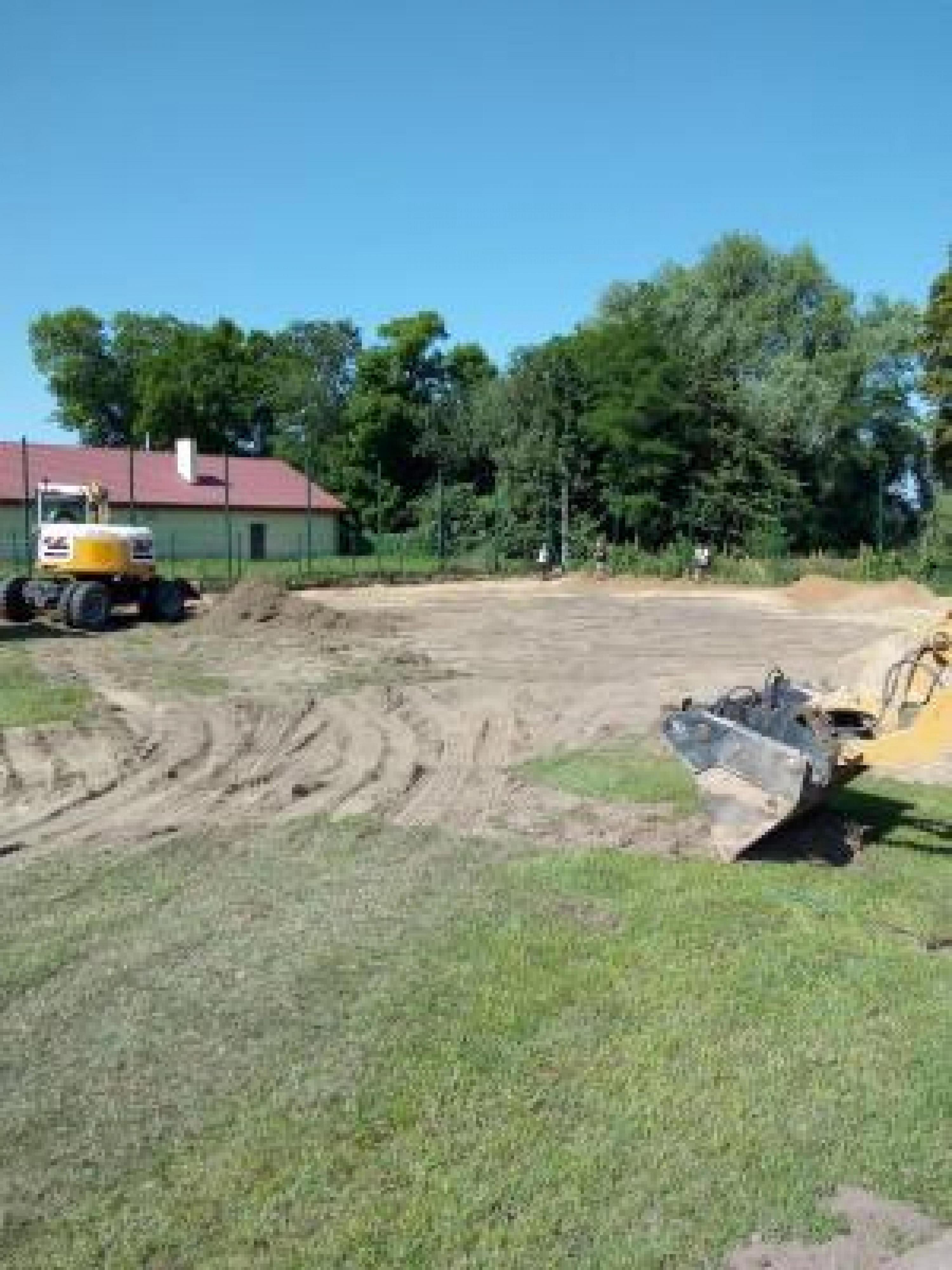 Utwardzony plac przygotowany pod ułożenie kostki brukowej