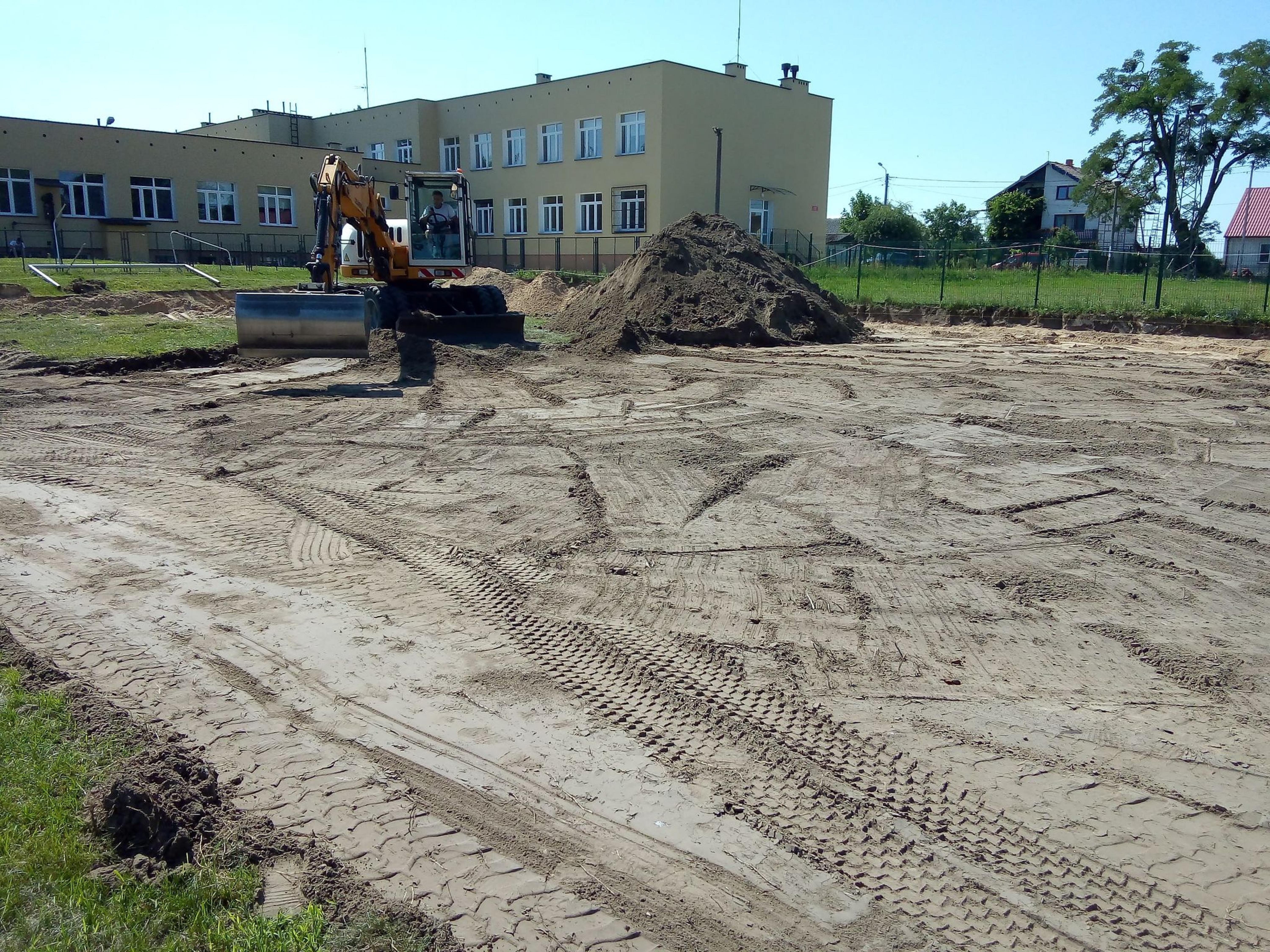 Utwardzony plac przygotowany pod ułożenie kostki brukowej