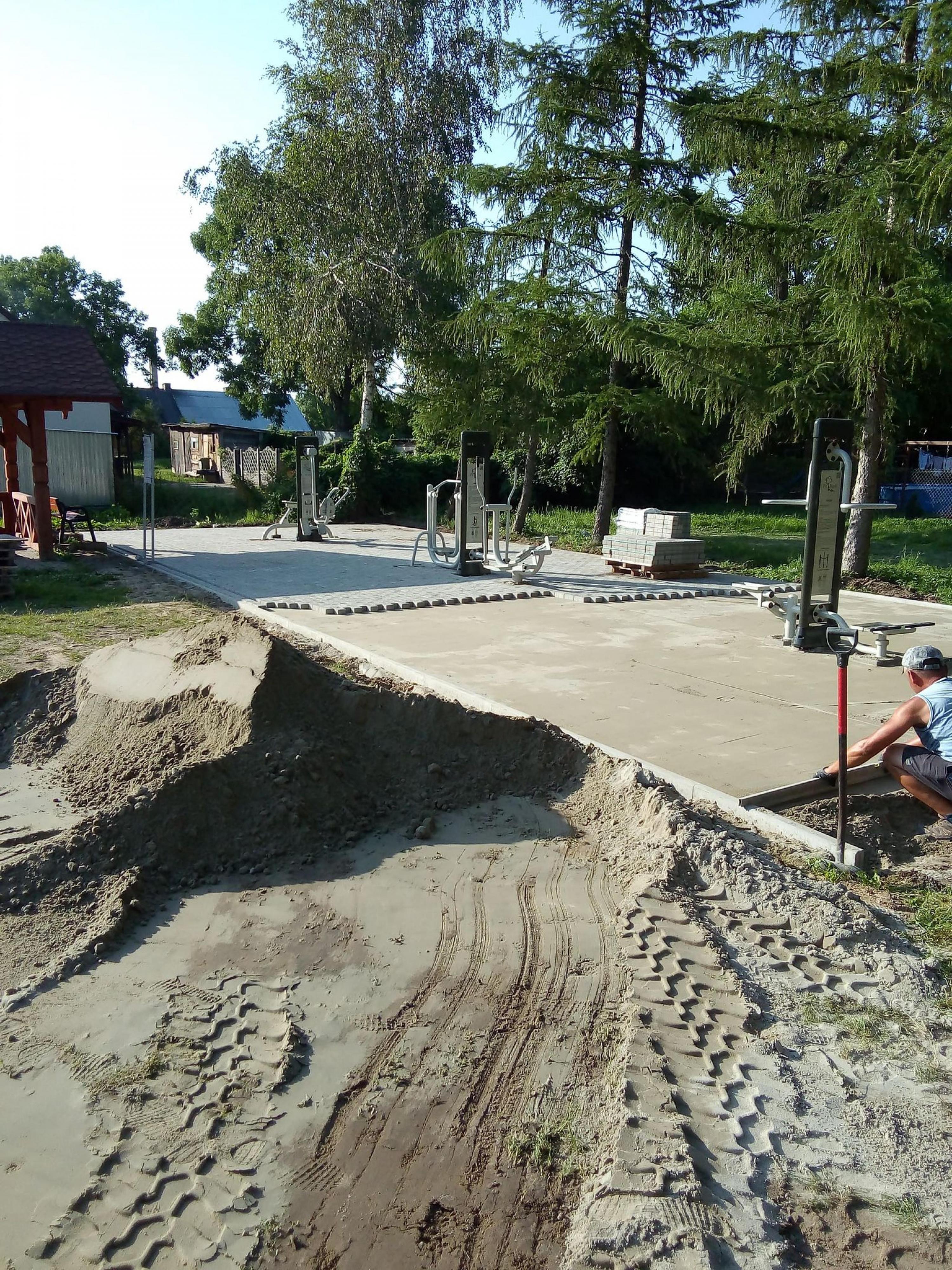 Utwardzony plac przygotowany pod ułożenie kostki brukowej