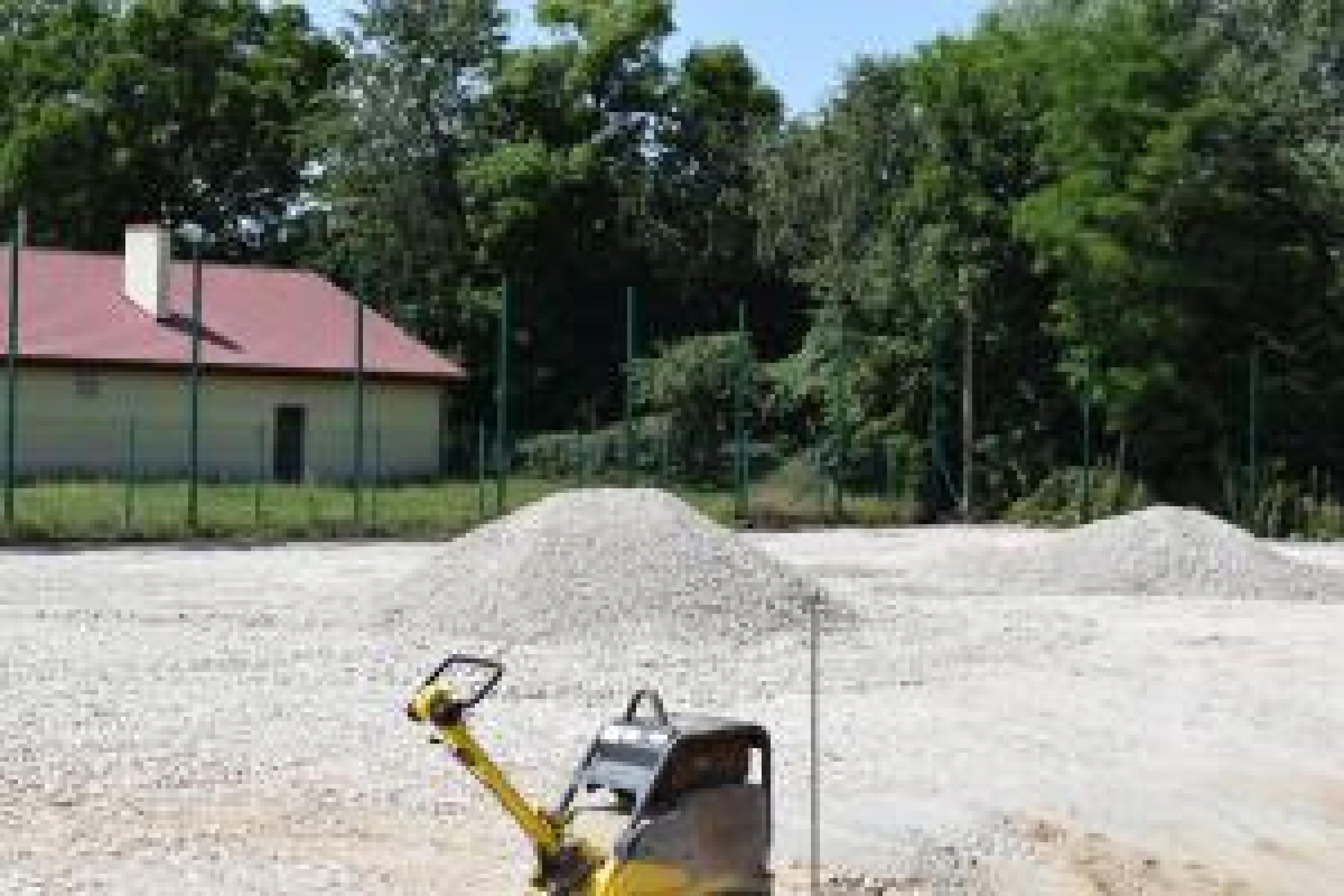 Plac, utwardzony, wysypany kruszywem, przygotowany pod budowę boiska wielofunkcyjnego