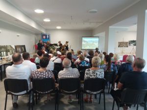 Scena, na której występuje czwórka skrzypków oraz zgromadzona publiczność