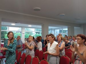 Publiczność oklaskująca występ