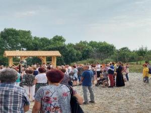 Tłum ludzi, obserwujący święcenie drewnianej kapliczki