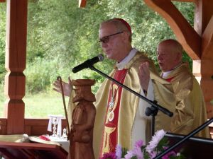 Duchowny przemawiający przez mikrofon