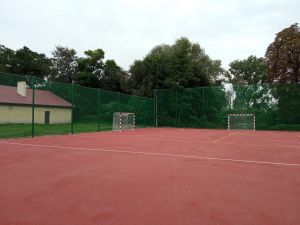 Płyta boiska wielofunkcyjnego, o utwardzonej powierzchni w kolorze brązowym