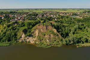 Widok wysokiej skarpy wiślanej, w dole zdjęcia płynąca rzeka