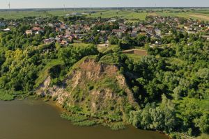 Widok wysokiej skarpy wiślanej, w dole zdjęcia płynąca rzeka