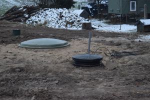 Elementy przydomowej oczyszczalni ścieków, wystające poza powierzchnię ziemi