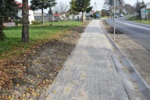 Odcinek nowego chodnika, ułożonego z kostki brukowej