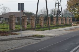 Odcinek chodnik z kostki brukowej i wyłożony kostka wjazd do posesji