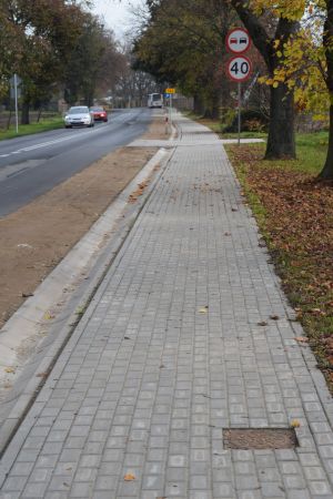 Odcinek nowego chodnika, ułożonego z kostki brukowej