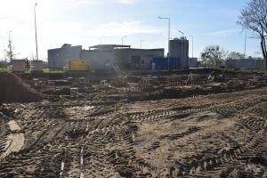Plac budowy z rozkopami, przygotowywany pod budowę PSZOKA