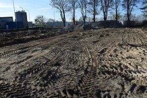 Plac budowy z rozkopami, przygotowany pod budowę PSZOKA