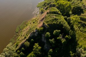 Strome zbocze nad rzeką Wisłą widoczne z lotu ptaka