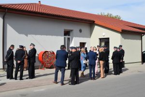 Grupa osób stojąca przed nowo wyremontowaną świetlicą