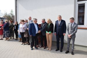 Grupa osób stojąca przed nowo wyremontowaną świetlicą
