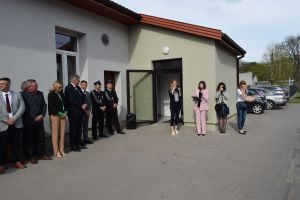 Grupa osób stojąca przed nowo wyremontowaną świetlicą