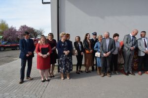 Grupa osób stojąca przed nowo wyremontowaną świetlicą