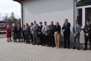 Grupa osób stojąca przed nowo wyremontowaną świetlicą