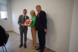 Kobieta i dwóch meżczyzn pozują do zdjęcia