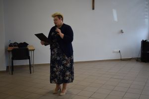 Przemawiająca kobieta w duzej sali