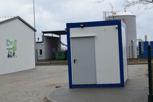 Budka strażnika umiejcowiona obok głównego budynku PSZOK