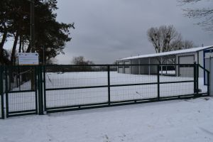 Zielona, przesuwana brama, prowadząca do wejścia do PSZOKA