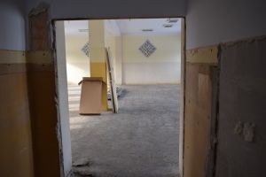Prace remontowe prowadzone w sali głównej świetlicy