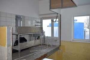 Prace remontowe na korytarzu świetlicy - widok na zburzoną ściankę działową