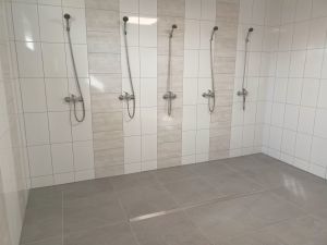 Nowo ułożona glazura oraz zainstalowane prysznice w łazience