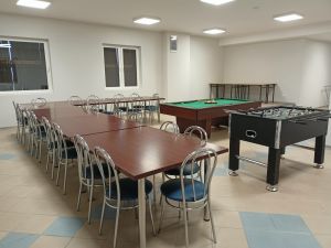 Wyremontowana sala, w której umieszczono bilard oraz ustawiono krzesła o stoły