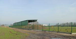 Fragment nowo wybudowanego ogrodzenia wokół stadionu piłkarskiego