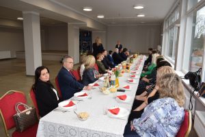 Spotkanie władz gminy z sołtysami podczas którego wręczono im dyplomy z podziękowaniami