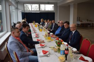 Spotkanie władz gminy z sołtysami podczas którego wręczono im dyplomy z podziękowaniami