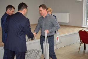 Spotkanie władz gminy z sołtysami podczas którego wręczono im dyplomy z podziękowaniami