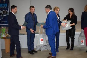 Spotkanie władz gminy z sołtysami podczas którego wręczono im dyplomy z podziękowaniami