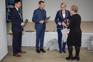 Spotkanie władz gminy z sołtysami podczas którego wręczono im dyplomy z podziękowaniami