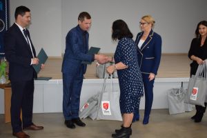 Spotkanie władz gminy z sołtysami podczas którego wręczono im dyplomy z podziękowaniami