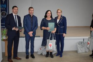 Spotkanie władz gminy z sołtysami podczas którego wręczono im dyplomy z podziękowaniami